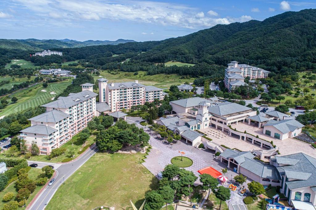 오크밸리 리조트 전경 — 교차로 참숯갈비 입점
